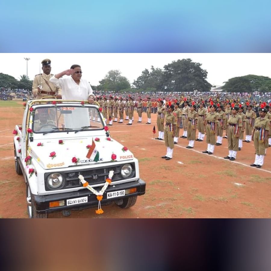 ಗೌರವ ವಂದನೆ ಸ್ವೀಕರಿಸುತ್ತಿರುವ ಅಂಬರೀಷ್.