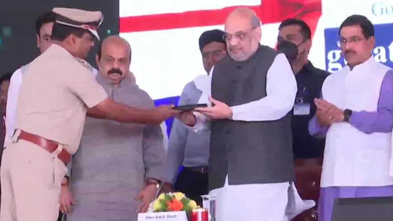 ಬೆಂಗಳೂರಿನಲ್ಲಿ ಅಮಿತ್ ಶಾ: ಸ್ಮಾರ್ಟ್ ಪೊಲೀಸ್ E BEATಗೆ ಚಾಲನೆ, ನೃಪತುಂಗ ವಿವಿ ಉದ್ಘಾಟನೆ ಬೆಂಗಳೂರಿನಲ್ಲಿ ಅಮಿತ್ ಶಾ: ಸ್ಮಾರ್ಟ್ ಪೊಲೀಸ್ E BEATಗೆ ಚಾಲನೆ, ನೃಪತುಂಗ ವಿವಿ ಉದ್ಘಾಟನೆ