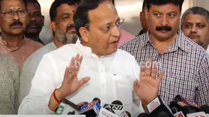 ಸಂಪುಟ ವಿಸ್ತರಣೆ: ನೀವು ಕೇಳಿದ್ದನ್ನೇ ಕೇಳ್ತೀರಿ ನಾನು ಹೇಳಿದ್ದನ್ನೇ ಹೇಳ್ತೀನಿ ಅಂದರು ರಾಜ್ಯ ಬಿಜೆಪಿ ಉಸ್ತುವಾರಿ ಅರುಣ್ ಸಿಂಗ್ ಸಂಪುಟ ವಿಸ್ತರಣೆ: ನೀವು ಕೇಳಿದ್ದನ್ನೇ ಕೇಳ್ತೀರಿ ನಾನು ಹೇಳಿದ್ದನ್ನೇ ಹೇಳ್ತೀನಿ ಅಂದರು ರಾಜ್ಯ ಬಿಜೆಪಿ ಉಸ್ತುವಾರಿ ಅರುಣ್ ಸಿಂಗ್