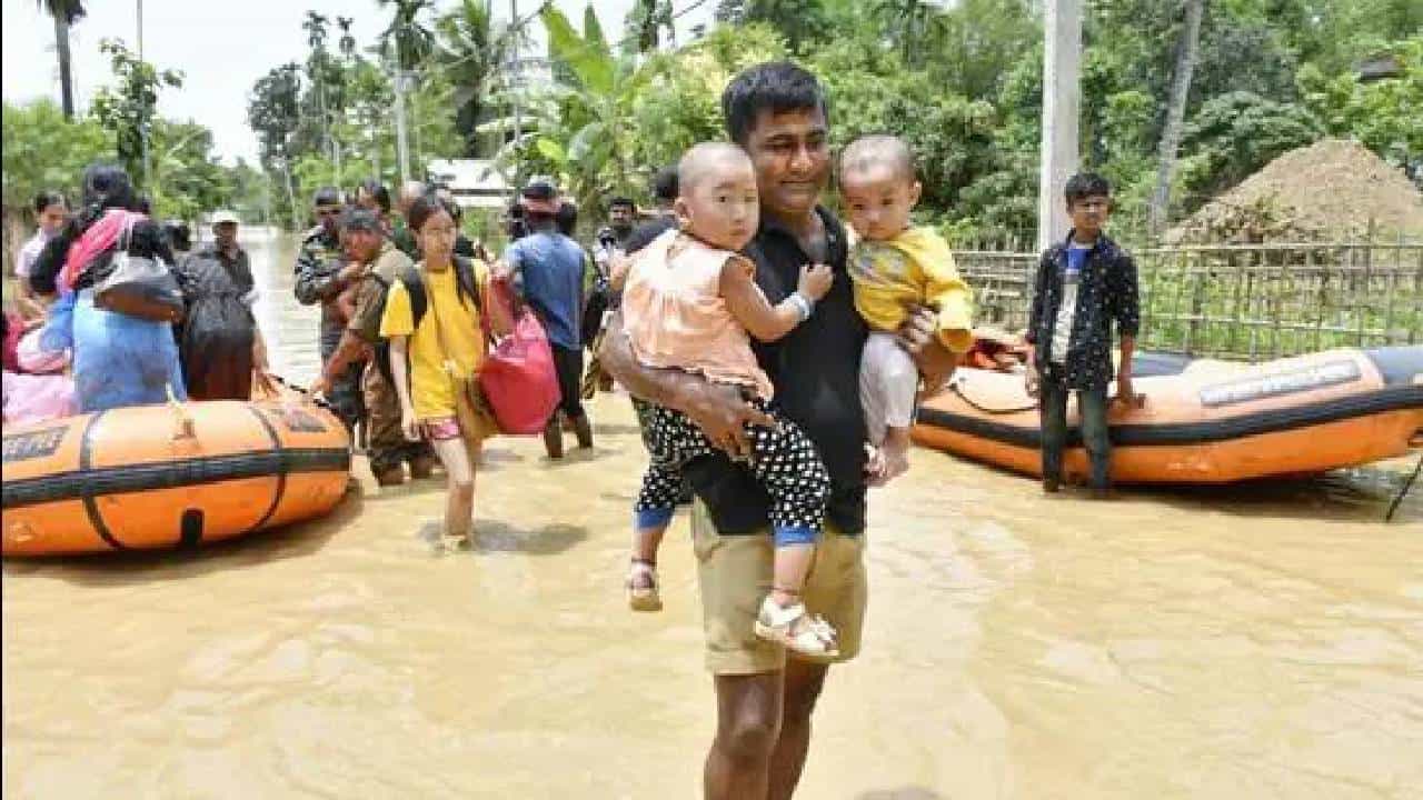 Assam Flood: ಪ್ರವಾಹಕ್ಕೆ ತುತ್ತಾದ ಆಸ್ಸಾಂನ 27 ಜಿಲ್ಲೆಗಳು, ಪ್ರವಾಹಕ್ಕೆ ಸಿಲುಕಿ 11 ಸಾವು, 80,298 ಜನರನ್ನು ಪರಿಹಾರ ಶಿಬಿರಗಳಿಗೆ ಸ್ಥಳಾಂತರ Assam Flood: ಪ್ರವಾಹಕ್ಕೆ ತುತ್ತಾದ ಆಸ್ಸಾಂನ 27 ಜಿಲ್ಲೆಗಳು, ಪ್ರವಾಹಕ್ಕೆ ಸಿಲುಕಿ 11 ಸಾವು, 80,298 ಜನರನ್ನು ಪರಿಹಾರ ಶಿಬಿರಗಳಿಗೆ ಸ್ಥಳಾಂತರ
