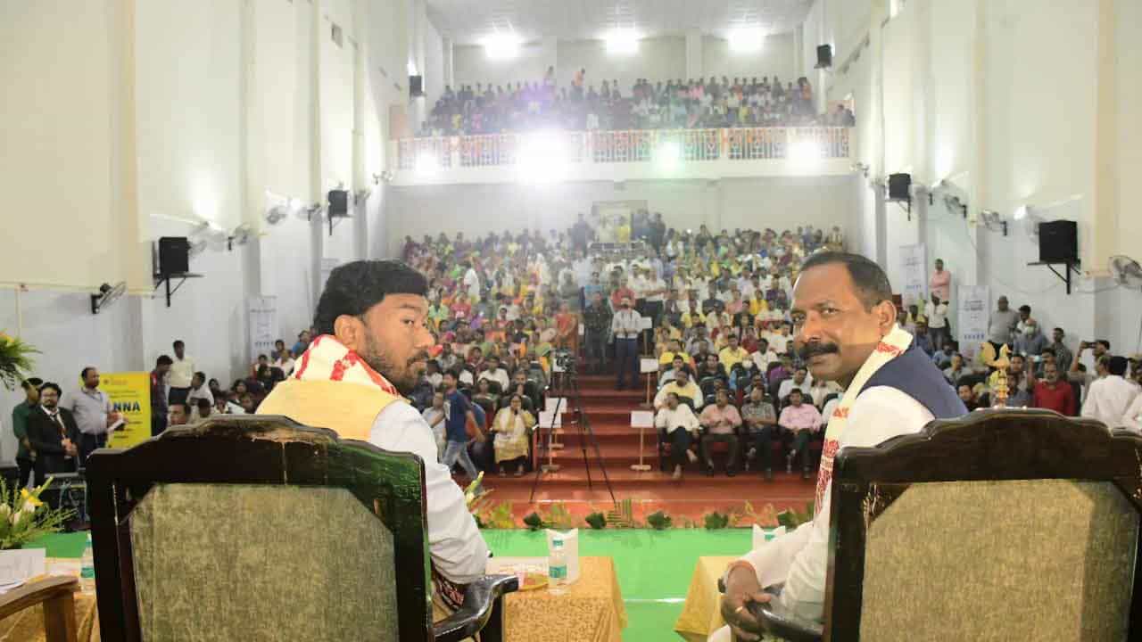 ಅಸ್ಸಾಂ: ಕೇಂದ್ರ ಸಚಿವರು ಭಾಗವಹಿಸಿದ ಕಾರ್ಯಕ್ರಮದ ವೇದಿಕೆಯ ಸ್ಕ್ರೀನ್ನಲ್ಲಿ ‘ನೀಲಿ ಚಿತ್ರ’ ಪ್ರಸಾರ; ತನಿಖೆಗೆ ಆದೇಶ ಅಸ್ಸಾಂ: ಕೇಂದ್ರ ಸಚಿವರು ಭಾಗವಹಿಸಿದ ಕಾರ್ಯಕ್ರಮದ ವೇದಿಕೆಯ ಸ್ಕ್ರೀನ್ನಲ್ಲಿ ‘ನೀಲಿ ಚಿತ್ರ’ ಪ್ರಸಾರ; ತನಿಖೆಗೆ ಆದೇಶ
