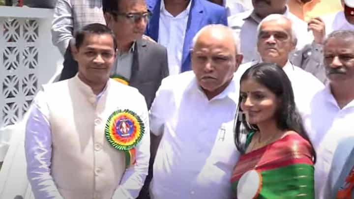 ಬಸವ ಜಯಂತಿ ಕಾರ್ಯಕ್ರಮದಲ್ಲಿ ತುತ್ತೂರಿ ಊದಿದವರಿಗೆ ಇನಾಮು ನೀಡಿದರು ಬಿ ಎಸ್ ಯಡಿಯೂರಪ್ಪ ಬಸವ ಜಯಂತಿ ಕಾರ್ಯಕ್ರಮದಲ್ಲಿ ತುತ್ತೂರಿ ಊದಿದವರಿಗೆ ಇನಾಮು ನೀಡಿದರು ಬಿ ಎಸ್ ಯಡಿಯೂರಪ್ಪ