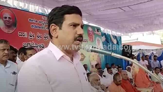 ಬಸವ ಜಯಂತಿ ಮತ್ತು ಶಿವಕುಮಾರ ಸ್ವಾಮೀಜಿಗಳ ಜಯಂತ್ಯುತ್ಸವ ಕಾರ್ಯಕ್ರಮದಲ್ಲಿ ವಿಜಯೇಂದ್ರ ತಮ್ಮ ತಂದೆಯನ್ನು ಹೊಗಳಿದರು