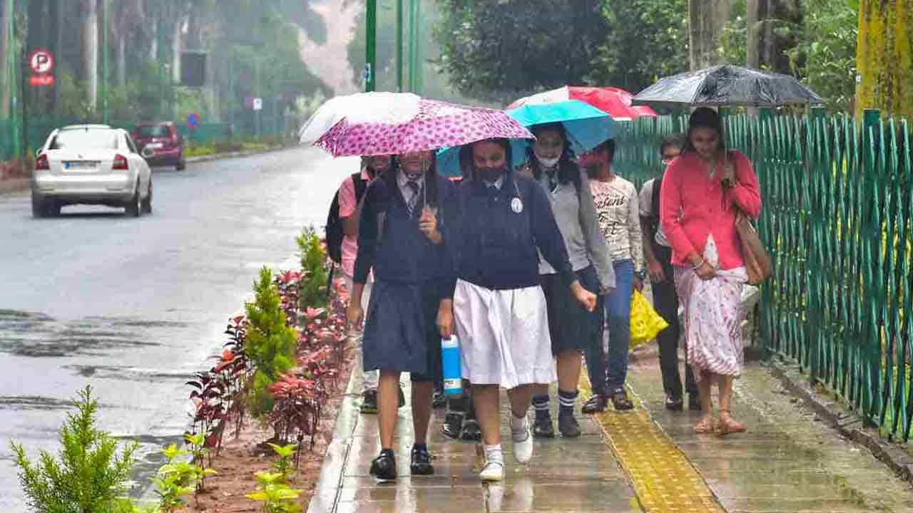 ಕರ್ನಾಟಕದಲ್ಲಿ ಮುಂದುವರಿದ ಮಳೆ: ಧಾರವಾಡ, ದಾವಣಗೆರೆ, ಹಾವೇರಿಯಲ್ಲಿ ಶಾಲೆಗಳಿಗೆ ರಜೆ, ಉತ್ತರ ಕನ್ನಡದಲ್ಲಿ ಭೂ ಕುಸಿತದ ಆತಂಕ