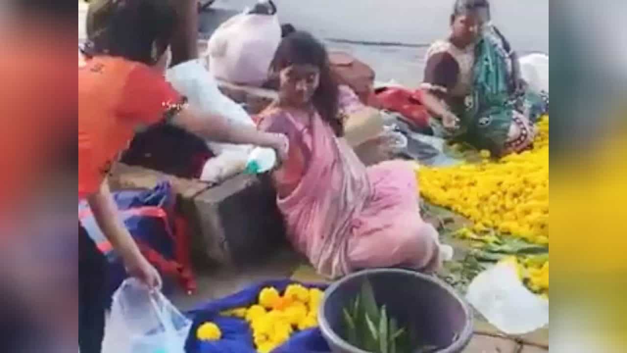 Viral: ಉರಿ ಬಿಸಿಲಿನ ನಡುವೆ ಹೂ ಮಾರುತ್ತಿರುವವರಿಗೆ ನೀರನ್ನು ವಿತರಿಸಿದ ಬಾಲಕ; ನೆಟ್ಟಿಗರ ಮನಗೆದ್ದ ವಿಡಿಯೋ ಇಲ್ಲಿದೆ Viral: ಉರಿ ಬಿಸಿಲಿನ ನಡುವೆ ಹೂ ಮಾರುತ್ತಿರುವವರಿಗೆ ನೀರನ್ನು ವಿತರಿಸಿದ ಬಾಲಕ; ನೆಟ್ಟಿಗರ ಮನಗೆದ್ದ ವಿಡಿಯೋ ಇಲ್ಲಿದೆ