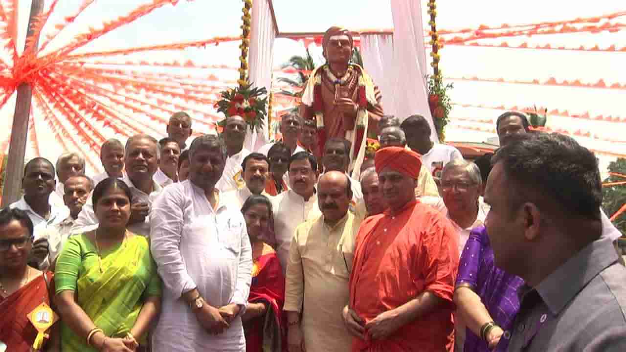 ಧಾರವಾಡದಲ್ಲಿ ಚನ್ನಬಸವೇಶ್ವರರ ಕಂಚಿನ ಪುತ್ಥಳಿ ಅನಾವರಣ, ಇಡೀ ಲೋಕಕ್ಕೆ ಬೆಳಕು ಕೊಡುವ ಶಕ್ತಿ ಧಾರವಾಡದಲ್ಲಿ ಇದೆ ಎಂದ ಸಿಎಂ ಬೊಮ್ಮಾಯಿ