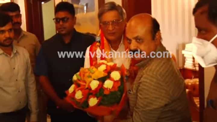 ಹಿರಿಯ ಬಿಜೆಪಿ ನಾಯಕ ಎಸ್ ಎಂ ಕೃಷ್ಣರಿಗೆ ತಡವಾಗಿ ಹುಟ್ಟುಹಬ್ಬದ ಶುಭಾಶಯ ಕೋರಿದರು ಮುಖ್ಯಮಂತ್ರಿ ಬೊಮ್ಮಾಯಿ ಹಿರಿಯ ಬಿಜೆಪಿ ನಾಯಕ ಎಸ್ ಎಂ ಕೃಷ್ಣರಿಗೆ ತಡವಾಗಿ ಹುಟ್ಟುಹಬ್ಬದ ಶುಭಾಶಯ ಕೋರಿದರು ಮುಖ್ಯಮಂತ್ರಿ ಬೊಮ್ಮಾಯಿ