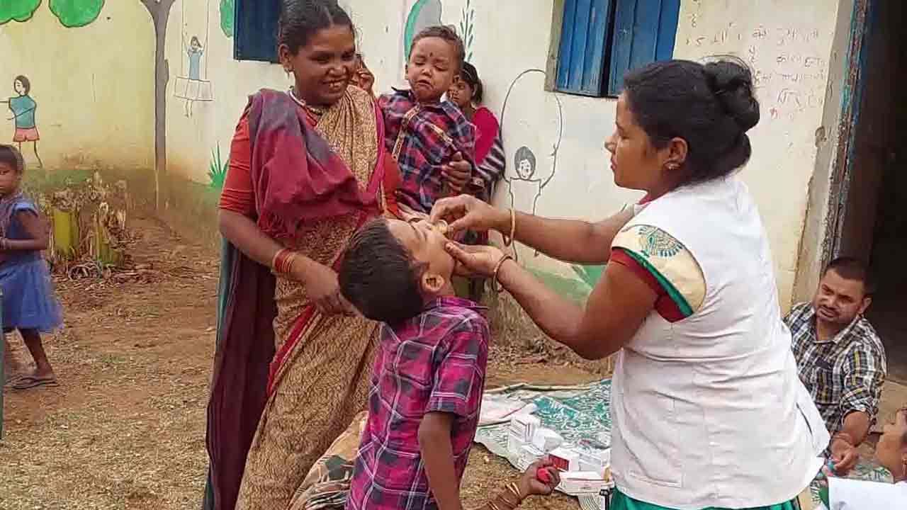 ಬುಡಕಟ್ಟು ಪ್ರದೇಶದಲ್ಲಿ ಜನರ ಆರೋಗ್ಯ ತಪಾಸಣೆಗೆ 10 ಕಿಮೀ ನಡೆದು ಬಂದ ಆರೋಗ್ಯ ಕಾರ್ಯಕರ್ತರು ಬುಡಕಟ್ಟು ಪ್ರದೇಶದಲ್ಲಿ ಜನರ ಆರೋಗ್ಯ ತಪಾಸಣೆಗೆ 10 ಕಿಮೀ ನಡೆದು ಬಂದ ಆರೋಗ್ಯ ಕಾರ್ಯಕರ್ತರು