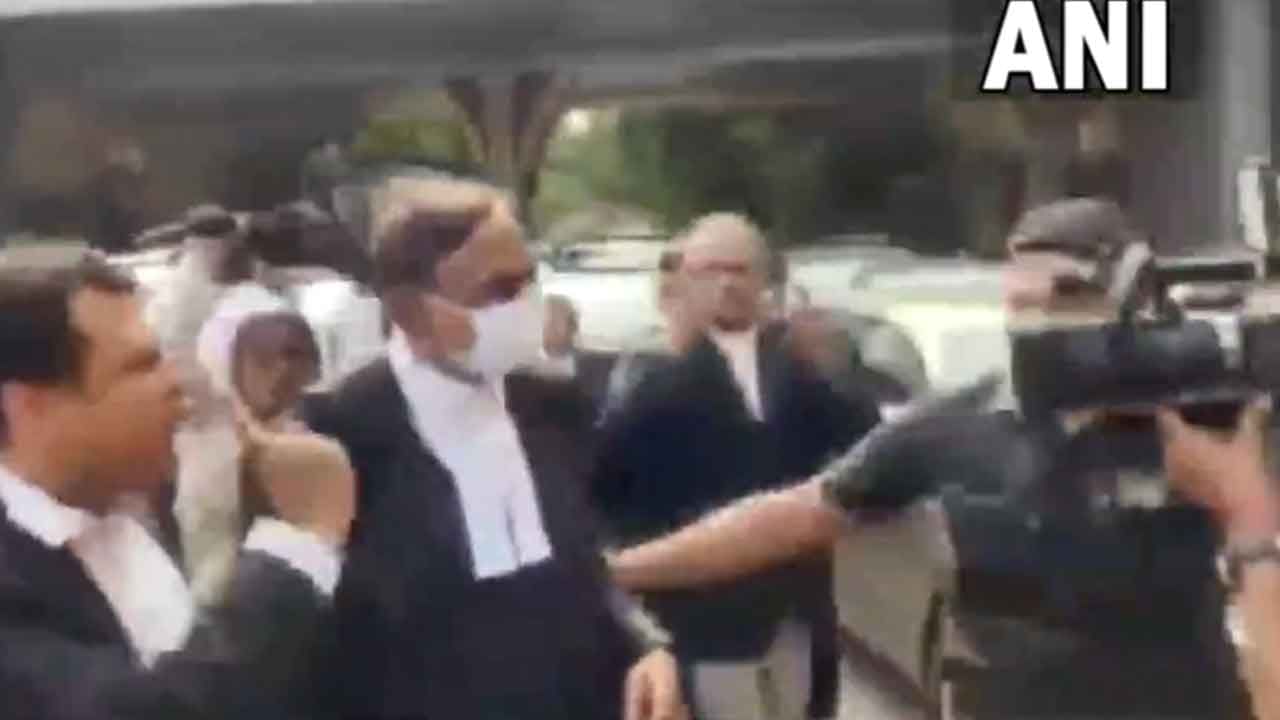 ಕಲ್ಕತ್ತಾ ಹೈಕೋರ್ಟ್ ಆವರಣದಲ್ಲಿ ಪ್ರತಿಭಟನೆ; ಪಿ ಚಿದಂಬರಂನ್ನು ಮಮತಾ ಸರ್ಕಾರದ ‘ದಲಾಲ್’ ಎಂದ ವಕೀಲರು ಕಲ್ಕತ್ತಾ ಹೈಕೋರ್ಟ್ ಆವರಣದಲ್ಲಿ ಪ್ರತಿಭಟನೆ; ಪಿ ಚಿದಂಬರಂನ್ನು ಮಮತಾ ಸರ್ಕಾರದ ‘ದಲಾಲ್’ ಎಂದ ವಕೀಲರು