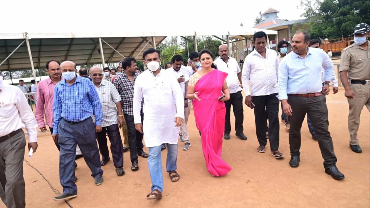 ಚಿಕ್ಕಬಳ್ಳಾಪುರದಲ್ಲಿ ಮೆಗಾ ಆರೋಗ್ಯ ಮೇಳ ಆಯೋಜನೆ, ಒಂದೇ ಸೂರಿನಡಿ ಎಲ್ಲಾ ಆರೋಗ್ಯ ವ್ಯವಸ್ಥೆ, ಲಕ್ಷಾಂತರ ಮಂದಿಗೆ ಉಚಿತ ತಪಾಸಣೆ ಚಿಕಿತ್ಸೆಗೆ ಸಿದ್ಧತೆ ಚಿಕ್ಕಬಳ್ಳಾಪುರದಲ್ಲಿ ಮೆಗಾ ಆರೋಗ್ಯ ಮೇಳ ಆಯೋಜನೆ, ಒಂದೇ ಸೂರಿನಡಿ ಎಲ್ಲಾ ಆರೋಗ್ಯ ವ್ಯವಸ್ಥೆ, ಲಕ್ಷಾಂತರ ಮಂದಿಗೆ ಉಚಿತ ತಪಾಸಣೆ ಚಿಕಿತ್ಸೆಗೆ ಸಿದ್ಧತೆ