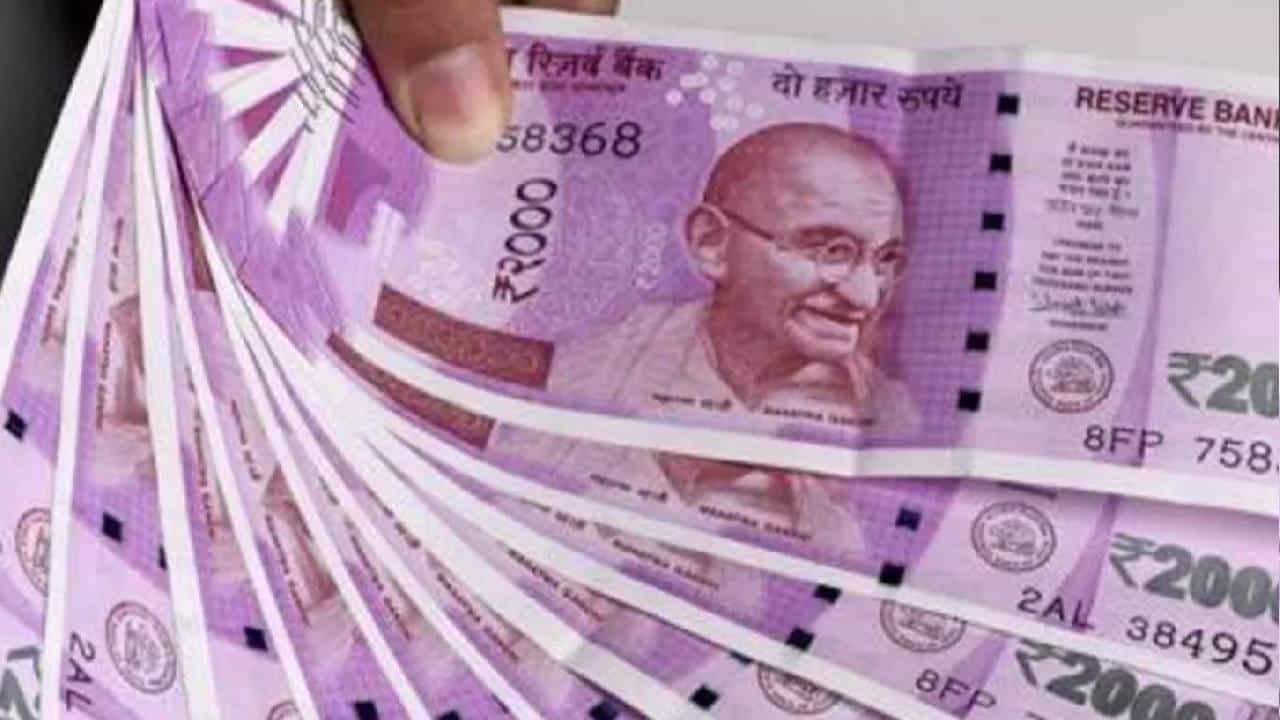 2000 Rupees Currency Notes: ಇಳಿಯುತ್ತಾ ಬಂತು 2000 ರೂಪಾಯಿ ಮುಖಬೆಲೆಯ ಚಲಾವಣೆ ಪ್ರಮಾಣ; ಆರ್ಬಿಐ ಏನು ಹೇಳುತ್ತದೆ? 2000 Rupees Currency Notes: ಇಳಿಯುತ್ತಾ ಬಂತು 2000 ರೂಪಾಯಿ ಮುಖಬೆಲೆಯ ಚಲಾವಣೆ ಪ್ರಮಾಣ; ಆರ್ಬಿಐ ಏನು ಹೇಳುತ್ತದೆ?