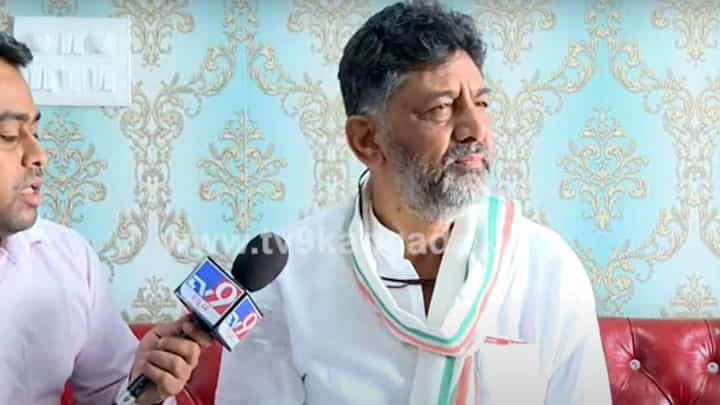 ದೆಹಲಿಗೆ ದಿಢೀರ್ ಭೇಟಿ ನೀಡಿ ಕುತೂಹಲ ಮೂಡಿಸಿರುವ ಡಿಕೆ ಶಿವಕುಮಾರ ಕೇಳಿದ ಪ್ರಶ್ನೆಗಳಿಗೆ ಅನ್ಯಮನಸ್ಕರಾಗಿ ಉತ್ತರಿಸಿದರು ದೆಹಲಿಗೆ ದಿಢೀರ್ ಭೇಟಿ ನೀಡಿ ಕುತೂಹಲ ಮೂಡಿಸಿರುವ ಡಿಕೆ ಶಿವಕುಮಾರ ಕೇಳಿದ ಪ್ರಶ್ನೆಗಳಿಗೆ ಅನ್ಯಮನಸ್ಕರಾಗಿ ಉತ್ತರಿಸಿದರು