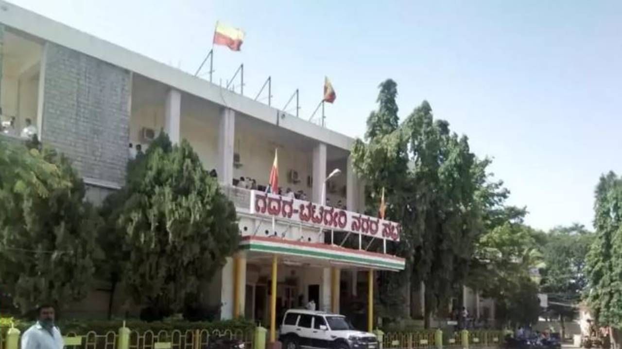 ರಸ್ತೆ ದುರಸ್ತಿಗೆ ಆಗ್ರಹಿಸಿ ರೊಚ್ಚಿಗೆದ್ದ ಆಟೋ ಚಾಲಕರು, ನಗರಸಭೆ ಸಾಮಾನ್ಯ ಸಭೆಗೆ ನುಗ್ಗಿ ಆಕ್ರೋಶ ರಸ್ತೆ ದುರಸ್ತಿಗೆ ಆಗ್ರಹಿಸಿ ರೊಚ್ಚಿಗೆದ್ದ ಆಟೋ ಚಾಲಕರು, ನಗರಸಭೆ ಸಾಮಾನ್ಯ ಸಭೆಗೆ ನುಗ್ಗಿ ಆಕ್ರೋಶ