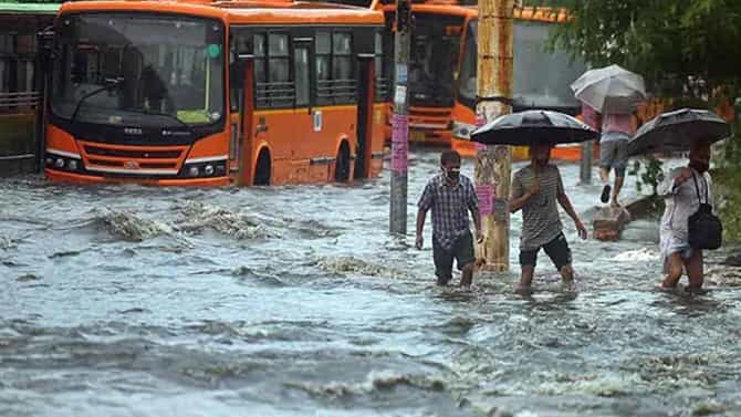 ದೆಹಲಿಯಲ್ಲಿ ಭಾರೀ ಬಿರುಗಾಳಿ, ಧರೆಗುರುಳಿದ 300ಕ್ಕೂ ಹೆಚ್ಚು ಮರಗಳು, ಇಬ್ಬರ ಸಾವು