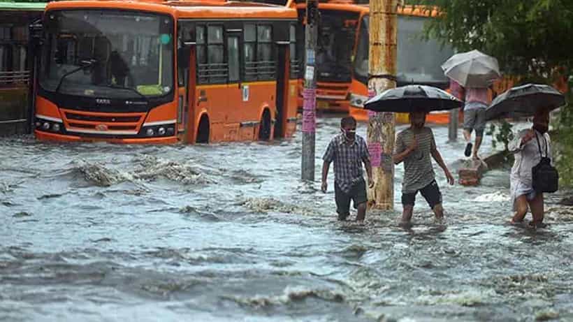 ದೆಹಲಿಯಲ್ಲಿ ಭಾರೀ ಮಳೆ, ರಸ್ತೆ ಮೇಲೆ ನೀರು: ವರ್ಕ್ ಫ್ರಂ ಹೋಂಗೆ ಆದ್ಯತೆ ಕೊಡಿ ಎಂದ ಟ್ರಾಫಿಕ್ ಪೊಲೀಸರು