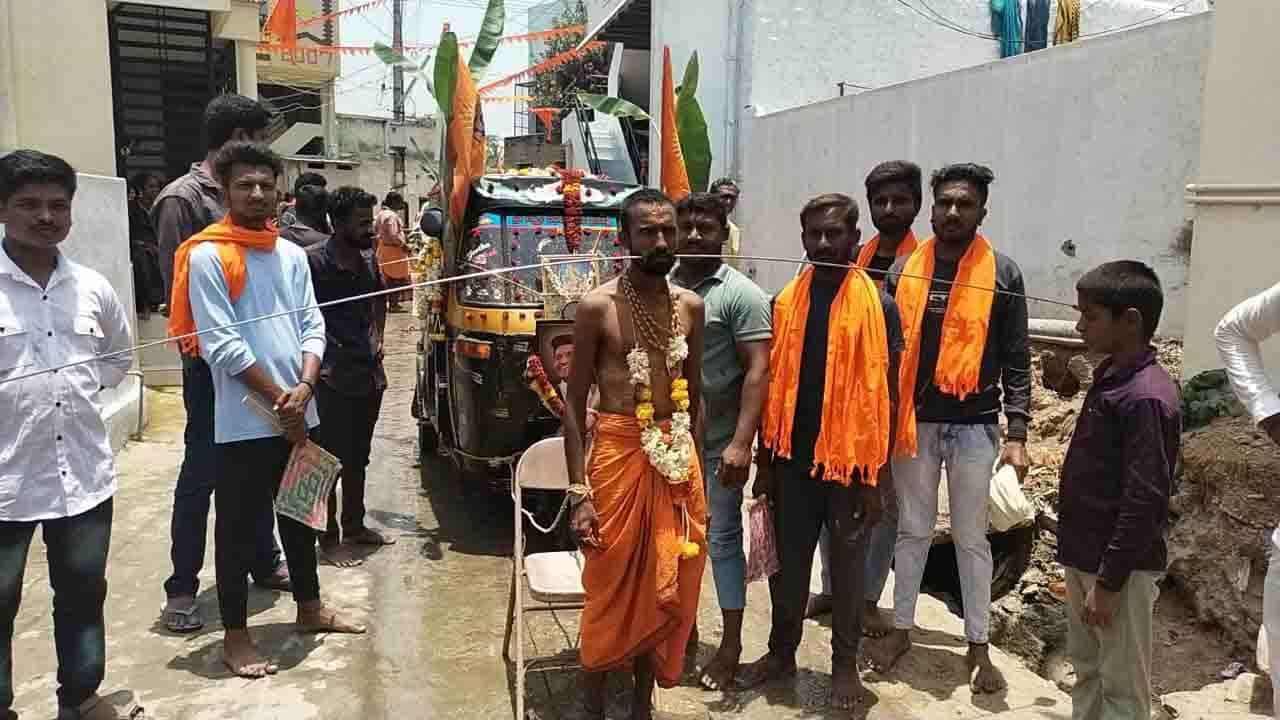ಕಾಳಮ್ಮ ದೇವಿಯ ಉತ್ಸವದಲ್ಲಿ ವಿಶಿಷ್ಟ ಹರಕೆ ತೀರಿಸಿದ ಭಕ್ತರು; ಕಂಪ್ಲಿ-ಕೋಟೆಯಲ್ಲಿ ನಡೆದ ಕಾಳಮ್ಮ ಉತ್ಸವ ವೀಕ್ಷಿಸಲು ಬಂದ ಭಕ್ತಗಣ ಕಾಳಮ್ಮ ದೇವಿಯ ಉತ್ಸವದಲ್ಲಿ ವಿಶಿಷ್ಟ ಹರಕೆ ತೀರಿಸಿದ ಭಕ್ತರು; ಕಂಪ್ಲಿ-ಕೋಟೆಯಲ್ಲಿ ನಡೆದ ಕಾಳಮ್ಮ ಉತ್ಸವ ವೀಕ್ಷಿಸಲು ಬಂದ ಭಕ್ತಗಣ
