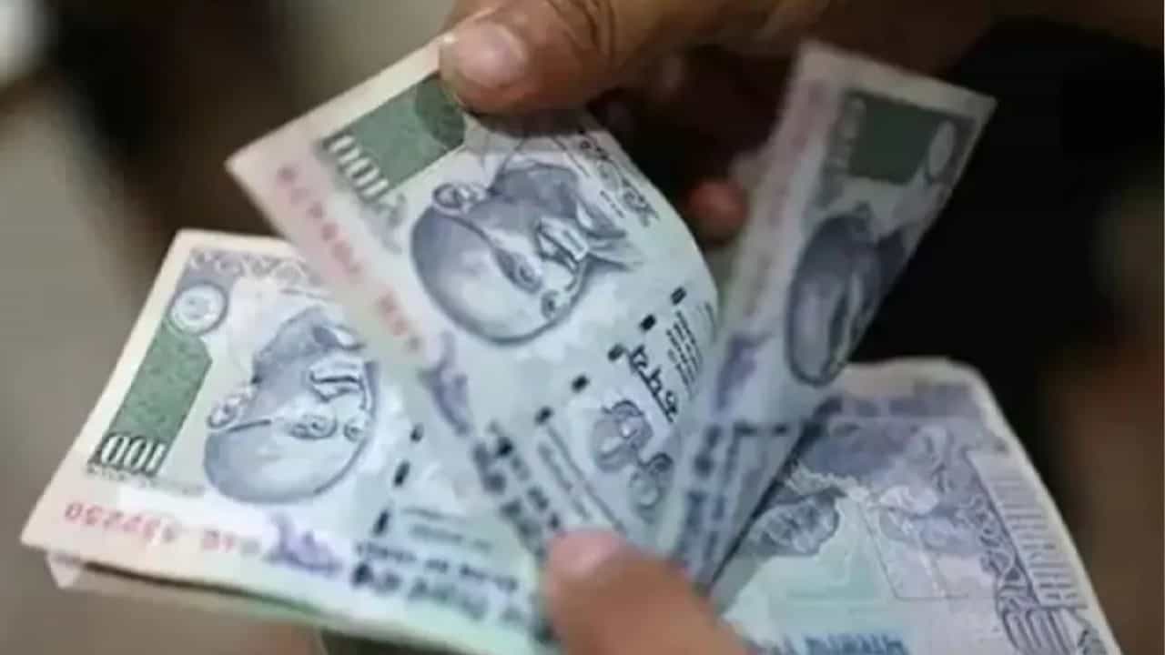 State Bank Of India: ಸ್ಟೇಟ್ ಬ್ಯಾಂಕ್ ಆಫ್ ಇಂಡಿಯಾ ಎಂಸಿಎಲ್ಆರ್ ದರ 10 ಬಿಪಿಎಸ್ ಹೆಚ್ಚಳ; ಜಾಸ್ತಿ ಆಗಲಿದೆ ಇಎಂಐ State Bank Of India: ಸ್ಟೇಟ್ ಬ್ಯಾಂಕ್ ಆಫ್ ಇಂಡಿಯಾ ಎಂಸಿಎಲ್ಆರ್ ದರ 10 ಬಿಪಿಎಸ್ ಹೆಚ್ಚಳ; ಜಾಸ್ತಿ ಆಗಲಿದೆ ಇಎಂಐ