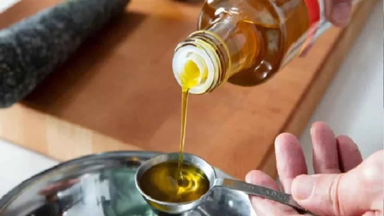 Edible Oil: ಬೆಲೆ ಇಳಿಕೆಗಾಗಿ ಖಾದ್ಯ ತೈಲ ಮೇಲಿನ ತೆರಿಗೆ ಇಳಿಕೆಗೆ ಮುಂದಾದ ಕೇಂದ್ರ ಸರ್ಕಾರ Edible Oil: ಬೆಲೆ ಇಳಿಕೆಗಾಗಿ ಖಾದ್ಯ ತೈಲ ಮೇಲಿನ ತೆರಿಗೆ ಇಳಿಕೆಗೆ ಮುಂದಾದ ಕೇಂದ್ರ ಸರ್ಕಾರ