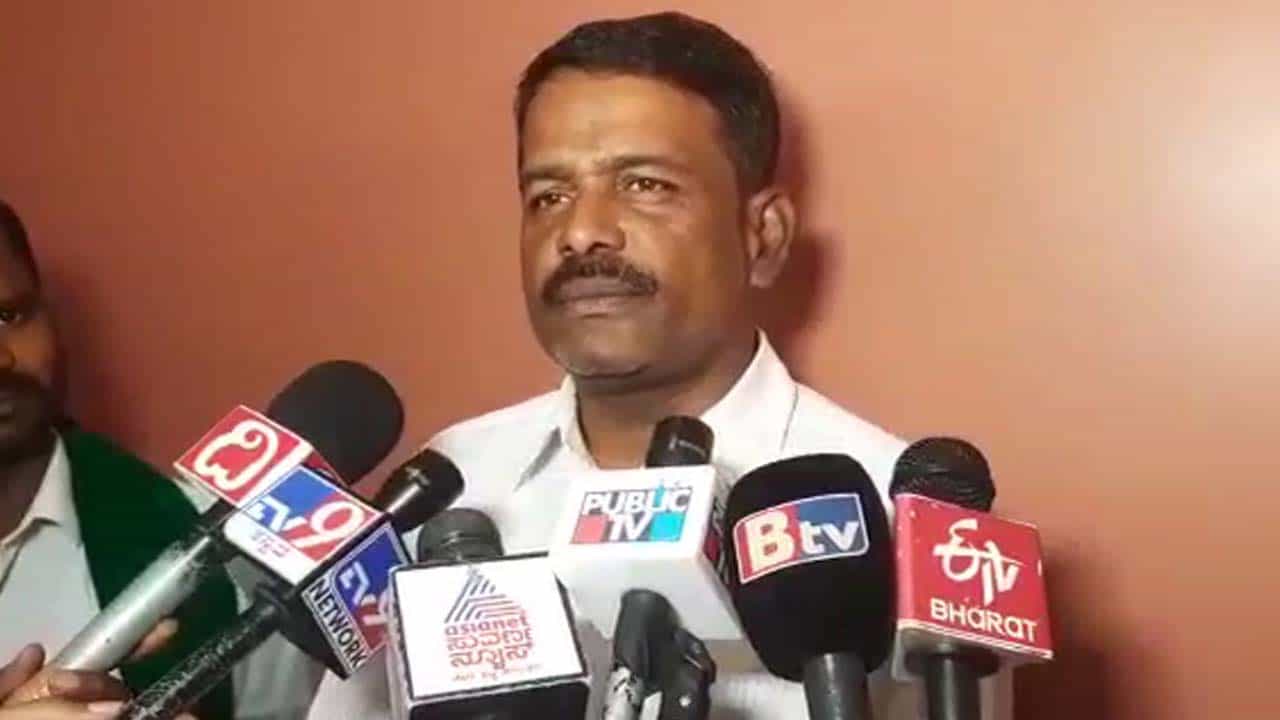ರಾಜಕಾರಣಿಗಳ ಸಕ್ಕರೆ ಕಾರ್ಖಾನೆಗಳ ಸಾಲ ಮನ್ನಾ ಮಾಡದಿರಲು ಬೆಳಗಾವಿಯಲ್ಲಿ ರೈತರ ಆಗ್ರಹ ರಾಜಕಾರಣಿಗಳ ಸಕ್ಕರೆ ಕಾರ್ಖಾನೆಗಳ ಸಾಲ ಮನ್ನಾ ಮಾಡದಿರಲು ಬೆಳಗಾವಿಯಲ್ಲಿ ರೈತರ ಆಗ್ರಹ
