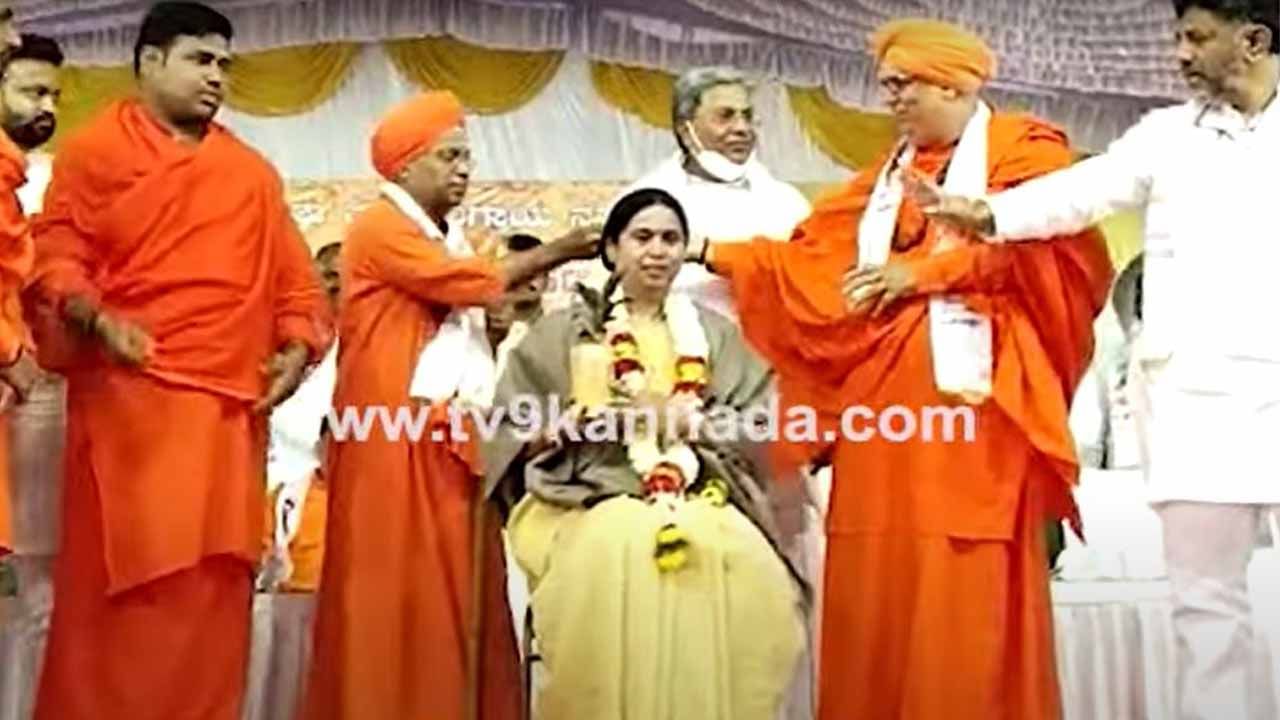 ಬೆಳಗಾವಿಯ ಮಠವೊಂದರಲ್ಲಿ ಲಕ್ಷ್ಮಿ ಹೆಬ್ಬಾಳ್ಕರ್ ಗೆ ಸನ್ಮಾನ ನಡೆದಾಗ ಸಿದ್ದರಾಮಯ್ಯ ಮತ್ತು ಶಿವಕುಮಾರ ಜೊತೆಗಿದ್ದರು