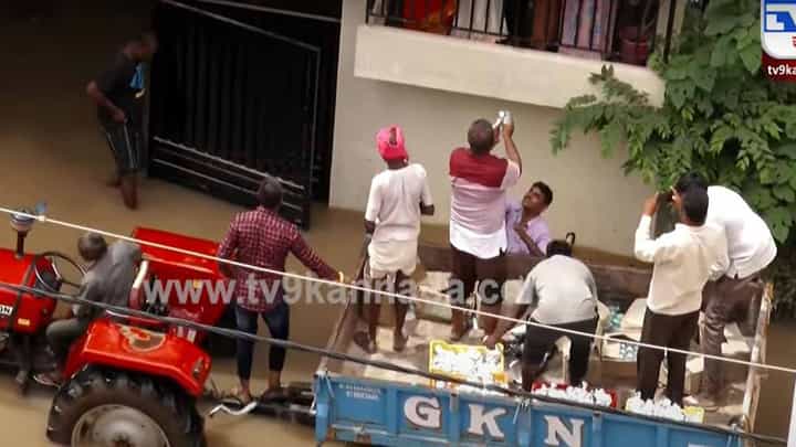 ಸಿಲಿಕಾನ್ ಸಿಟಿಯಲ್ಲಿ ಎಲ್ಲದಕ್ಕೂ ಸಲ್ಯೂಶನ್ಗಳಿವೆ, ಆದರೆ ಬಡಾವಣೆಗಳಿಗೆ ನುಗ್ಗುವ ಮಳೆನೀರು ತಡೆಯಲು ಯಾವುದೇ ಸಾಫ್ಟ್ವೇರ್ ಇಲ್ಲ! ಸಿಲಿಕಾನ್ ಸಿಟಿಯಲ್ಲಿ ಎಲ್ಲದಕ್ಕೂ ಸಲ್ಯೂಶನ್ಗಳಿವೆ, ಆದರೆ ಬಡಾವಣೆಗಳಿಗೆ ನುಗ್ಗುವ ಮಳೆನೀರು ತಡೆಯಲು ಯಾವುದೇ ಸಾಫ್ಟ್ವೇರ್ ಇಲ್ಲ!