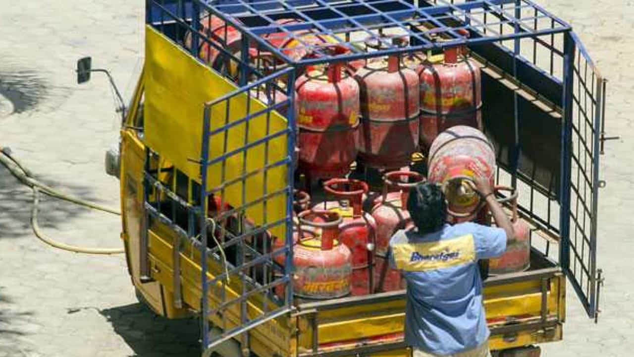 LPG Price Hike: ಗೃಹ ಬಳಕೆ ಸಿಲಿಂಡರ್ ಬೆಲೆ ರೂ 3.50 ಹೆಚ್ಚಳ: ಹಣದುಬ್ಬರದ ಬಿಸಿ ಹೆಚ್ಚಿಸಿದ ಬೆಲೆ ಏರಿಕೆ ನಿರ್ಧಾರ