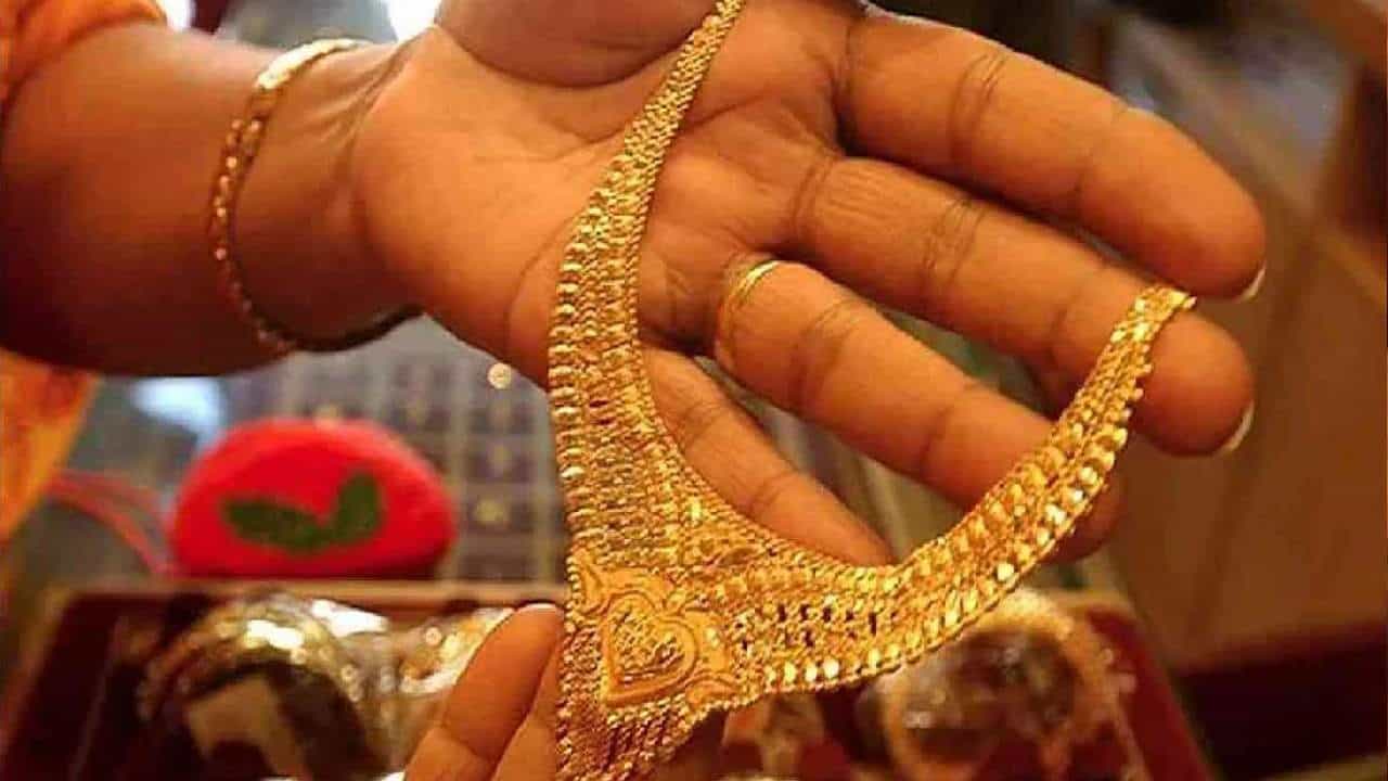 Gold-Silver Rate: ಬೆಂಗಳೂರು, ಮುಂಬೈ, ದೆಹಲಿ ಸೇರಿ ಪ್ರಮುಖ ನಗರಗಳಲ್ಲಿ ಮೇ 27ರ ಚಿನ್ನ, ಬೆಳ್ಳಿ ದರದ ವಿವರ ಇಲ್ಲಿದೆ Gold-Silver Rate: ಬೆಂಗಳೂರು, ಮುಂಬೈ, ದೆಹಲಿ ಸೇರಿ ಪ್ರಮುಖ ನಗರಗಳಲ್ಲಿ ಮೇ 27ರ ಚಿನ್ನ, ಬೆಳ್ಳಿ ದರದ ವಿವರ ಇಲ್ಲಿದೆ
