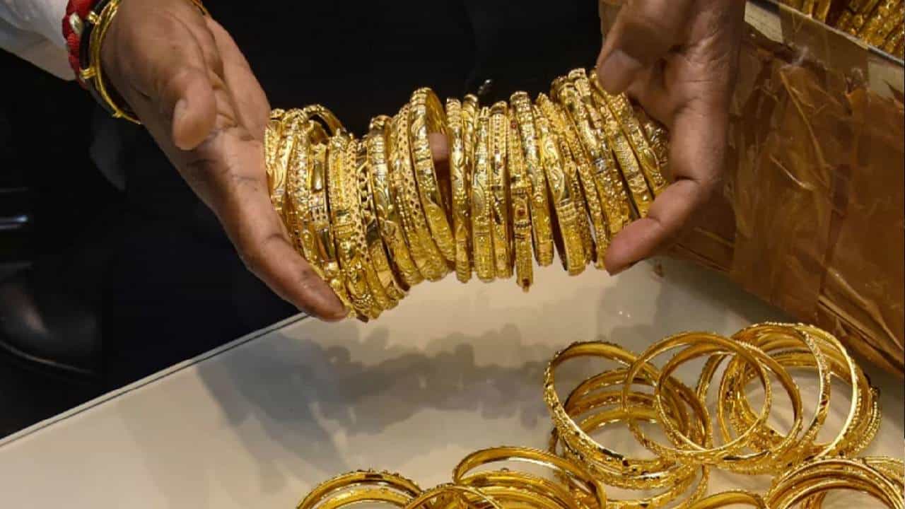 Gold Price Today: ಚಿನ್ನದ ಬೆಲೆ ಕೊಂಚ ಹೆಚ್ಚಳ; ಬೆಳ್ಳಿ ದರ ಬರೋಬ್ಬರಿ 1,100 ರೂ. ಏರಿಕೆ Gold Price Today: ಚಿನ್ನದ ಬೆಲೆ ಕೊಂಚ ಹೆಚ್ಚಳ; ಬೆಳ್ಳಿ ದರ ಬರೋಬ್ಬರಿ 1,100 ರೂ. ಏರಿಕೆ