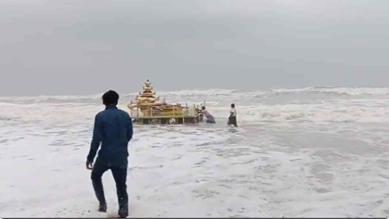 Cyclone Asani: ಆಂಧ್ರದ ಕರಾವಳಿಗೆ ತೇಲಿ ಬಂದ ಚಿನ್ನದ ತೇರು, ರಥ ನೋಡಲು ಜನಸಂದಣಿ