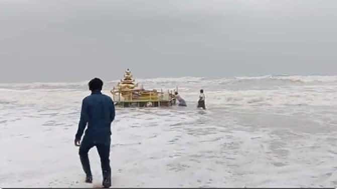 Cyclone Asani: ಆಂಧ್ರದ ಕರಾವಳಿಗೆ ತೇಲಿ ಬಂದ ಚಿನ್ನದ ತೇರು, ರಥ ನೋಡಲು ಜನಸಂದಣಿ