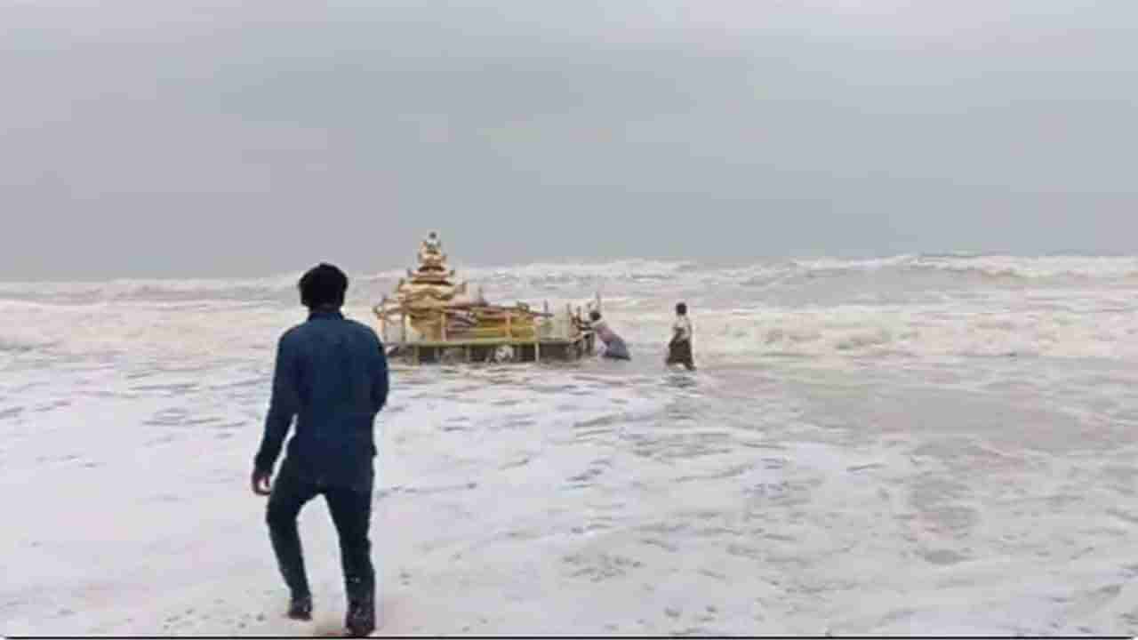 Cyclone Asani: ಆಂಧ್ರದ ಕರಾವಳಿಗೆ ತೇಲಿ ಬಂದ ಚಿನ್ನದ ತೇರು, ರಥ ನೋಡಲು ಜನಸಂದಣಿ