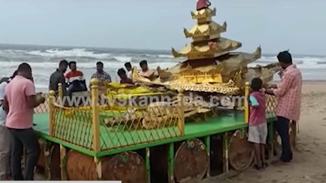 ಶ್ರೀಕಾಕುಳಂ ಸಮುದ್ರ ತೀರಕ್ಕೆ ತೇಲಿ ಬಂದ ಹೊನ್ನಿನ ಬಣ್ಣದ ರಥದ ಬಗ್ಗೆ ಜನರಲ್ಲಿ ಕುತೂಹಲ ಹೆಚ್ಚುತ್ತಿದೆ ಶ್ರೀಕಾಕುಳಂ ಸಮುದ್ರ ತೀರಕ್ಕೆ ತೇಲಿ ಬಂದ ಹೊನ್ನಿನ ಬಣ್ಣದ ರಥದ ಬಗ್ಗೆ ಜನರಲ್ಲಿ ಕುತೂಹಲ ಹೆಚ್ಚುತ್ತಿದೆ