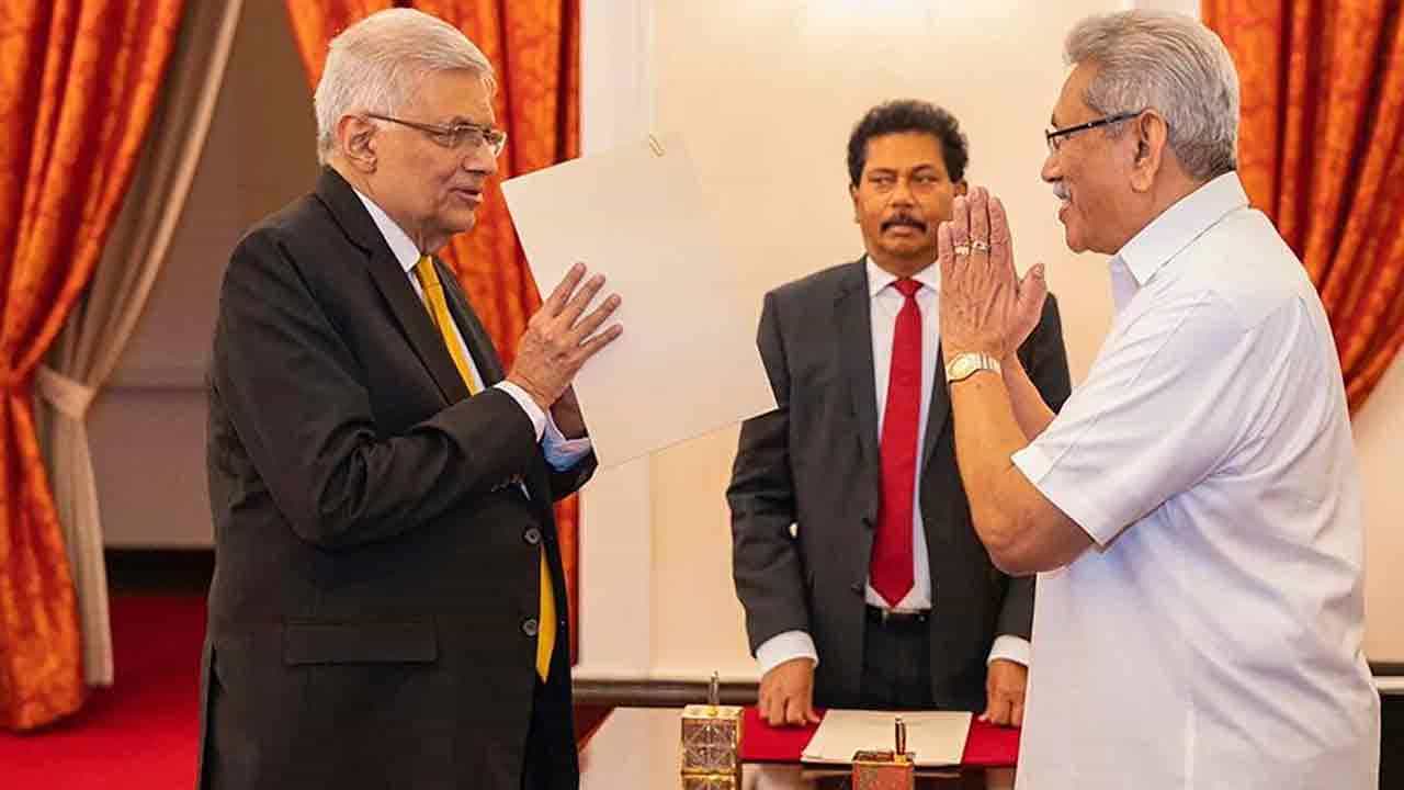Srilanka Crisis: ಶ್ರೀಲಂಕಾ ಪ್ರಧಾನಿಯಾಗಿ ರನಿಲ್ ವಿಕ್ರಮಸಿಂಘೆ ಅಧಿಕಾರ ಸ್ವೀಕಾರ Srilanka Crisis: ಶ್ರೀಲಂಕಾ ಪ್ರಧಾನಿಯಾಗಿ ರನಿಲ್ ವಿಕ್ರಮಸಿಂಘೆ ಅಧಿಕಾರ ಸ್ವೀಕಾರ
