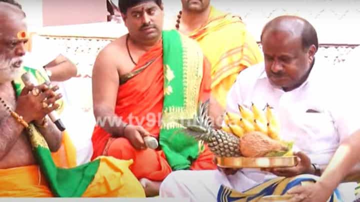 ಪಕ್ಷದ ಕಚೇರಿಯಲ್ಲಿ ಗಂಗಾಜಲ ಕಳಸ ಪ್ರತಿಷ್ಠಾಪನೆ ಮಹಾಪೂಜೆ ನೆರವೇರಿಸಿದರು ಕುಮಾರಸ್ವಾಮಿ ಪಕ್ಷದ ಕಚೇರಿಯಲ್ಲಿ ಗಂಗಾಜಲ ಕಳಸ ಪ್ರತಿಷ್ಠಾಪನೆ ಮಹಾಪೂಜೆ ನೆರವೇರಿಸಿದರು ಕುಮಾರಸ್ವಾಮಿ