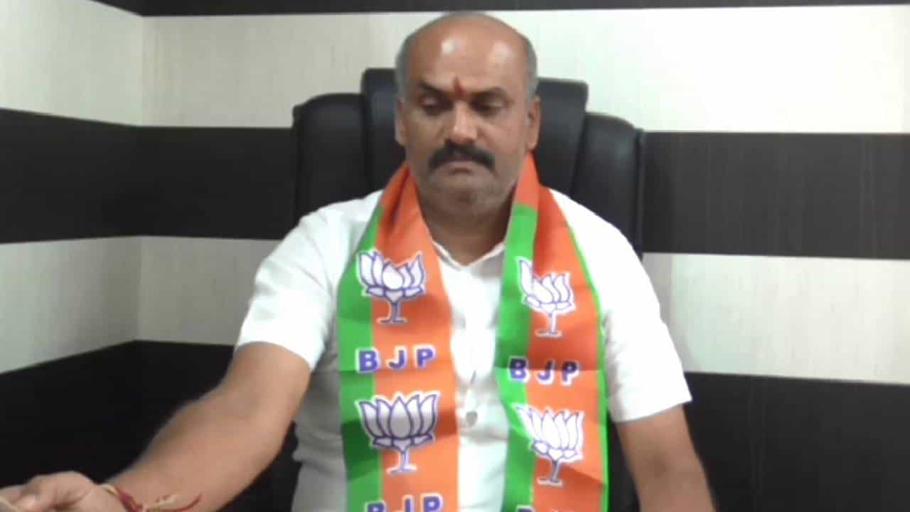 ಜಮೀನು ಅತಿಕ್ರಮಣ ಮಾಡಿ ಕಟ್ಟಡ ನಿರ್ಮಾಣ , ಹಾಸನ ಬಿಜೆಪಿ ಜಿಲ್ಲಾಧ್ಯಕ್ಷ ವಿರುದ್ಧ ವೃದ್ಧ ದಂಪತಿ ಆರೋಪ ಜಮೀನು ಅತಿಕ್ರಮಣ ಮಾಡಿ ಕಟ್ಟಡ ನಿರ್ಮಾಣ , ಹಾಸನ ಬಿಜೆಪಿ ಜಿಲ್ಲಾಧ್ಯಕ್ಷ ವಿರುದ್ಧ ವೃದ್ಧ ದಂಪತಿ ಆರೋಪ