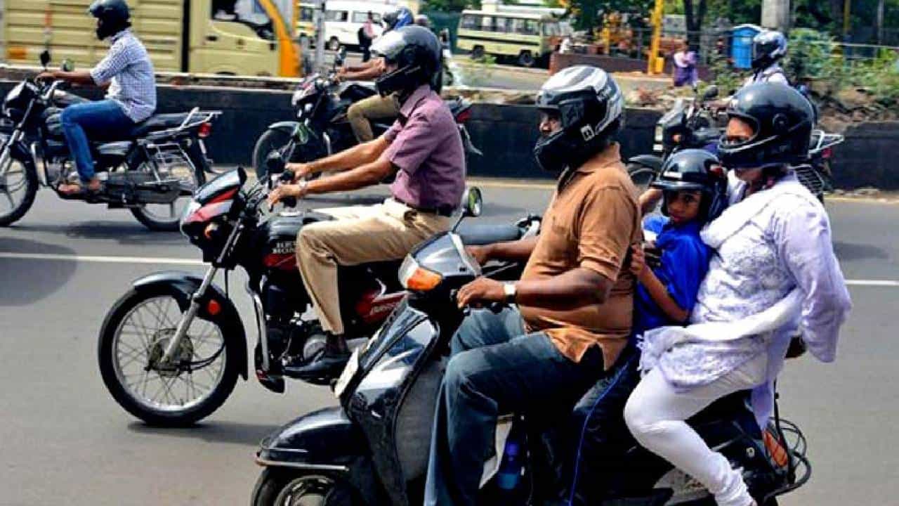 ಇನ್ನು ಮುಂದೆ ದ್ವಿಚಕ್ರ ವಾಹನ ಸವಾರರು ಹೆಲ್ಮೆಟ್ ಧರಿಸದಿದ್ದರೆ ಬೀಳುತ್ತೆ ಭಾರಿ ದಂಡ ಇನ್ನು ಮುಂದೆ ದ್ವಿಚಕ್ರ ವಾಹನ ಸವಾರರು ಹೆಲ್ಮೆಟ್ ಧರಿಸದಿದ್ದರೆ ಬೀಳುತ್ತೆ ಭಾರಿ ದಂಡ