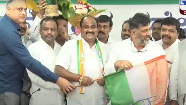 ಚನ್ನಪಟ್ಟಣದ ನೂರಾರು ಜೆಡಿ(ಎಸ್) ಕಾರ್ಯಕರ್ತರು ಕುಮಾರಸ್ವಾಮಿಗೆ ಗುಡ್ ಬೈ ಹೇಳಿ ಶಿವಕುಮಾರರನ್ನು ಆಲಂಗಿಸಿದರು! ಚನ್ನಪಟ್ಟಣದ ನೂರಾರು ಜೆಡಿ(ಎಸ್) ಕಾರ್ಯಕರ್ತರು ಕುಮಾರಸ್ವಾಮಿಗೆ ಗುಡ್ ಬೈ ಹೇಳಿ ಶಿವಕುಮಾರರನ್ನು ಆಲಂಗಿಸಿದರು!