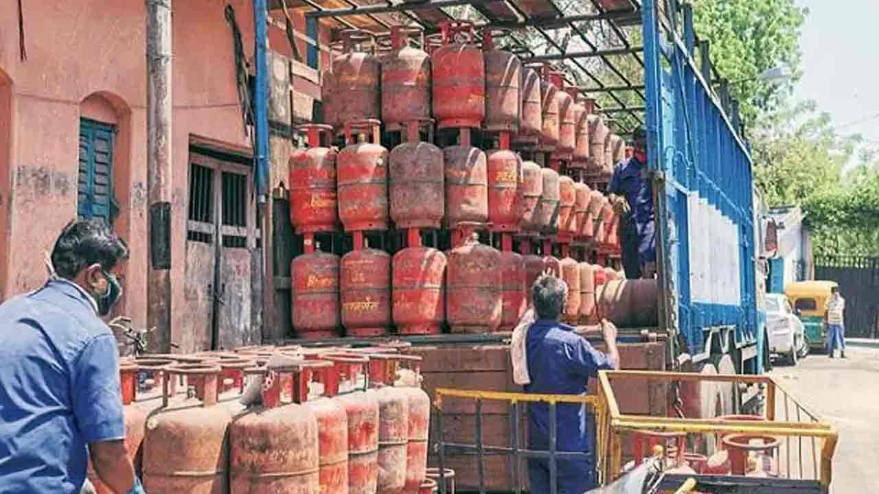 LPG Cylinder Price Hike: ಅಡುಗೆ ಸಿಲಿಂಡರ್ ಬೆಲೆ ಏರಿಕೆ, ನಿಮ್ಮ ಜೇಬಿಗೆ ಇನ್ನೊಂದು ಹೊರೆ