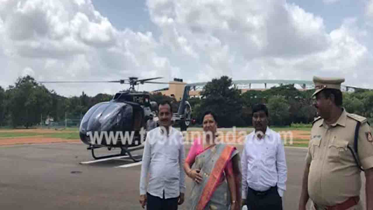 ನಾಮಪತ್ರ ಸಲ್ಲಿಕೆಗೆ ಕೊನೆ ದಿನ ಹಿನ್ನೆಲೆ ಬಿಜೆಪಿ ಅಭ್ಯರ್ಥಿ ಹೇಮಲತಾರನ್ನು ಏರ್ಲಿಫ್ಟ್ ಮಾಡಿದ ಬಿಜೆಪಿ ನಾಮಪತ್ರ ಸಲ್ಲಿಕೆಗೆ ಕೊನೆ ದಿನ ಹಿನ್ನೆಲೆ ಬಿಜೆಪಿ ಅಭ್ಯರ್ಥಿ ಹೇಮಲತಾರನ್ನು ಏರ್ಲಿಫ್ಟ್ ಮಾಡಿದ ಬಿಜೆಪಿ