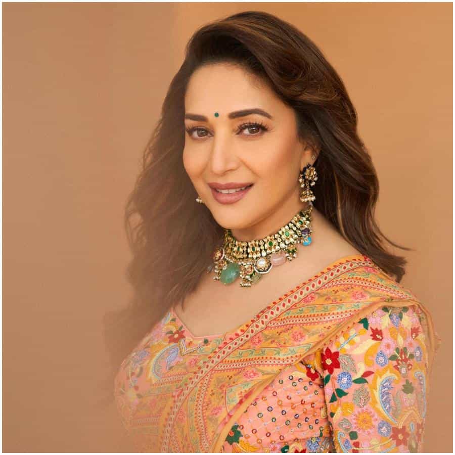 70ಕ್ಕೂ ಅಧಿಕ ಸಿನಿಮಾಗಳಲ್ಲಿ ನಟಿಸಿರುವ ಮಾಧುರಿ ದೀಕ್ಷಿತ್ ಅಸಂಖ್ಯಾತ ಅಭಿಮಾನಿಗಳ ಹೃದಯ ಗೆದ್ದಿದ್ದಾರೆ. 1980ರ ದಶಕದಿಂದ ಇಂದಿನವರೆಗೂ ಅವರು ಬಣ್ಣದ ಲೋಕದಲ್ಲಿ ಆ್ಯಕ್ಟೀವ್ ಆಗಿದ್ದಾರೆ. ಅವರ ಡ್ಯಾನ್ಸ್ ಕಂಡು ಬೆರಗಾಗದವರೇ ಇಲ್ಲ. ಇಂದು (ಮೇ 15) ಅವರು 55ನೇ ವಸಂತಕ್ಕೆ ಕಾಲಿಟ್ಟಿದ್ದಾರೆ. ಬರ್ತ್ಡೇ ಪ್ರಯುಕ್ತ ಮಾಧುರಿ ದೀಕ್ಷಿತ್ ಅವರಿಗೆ ಶುಭಾಶಯಗಳ ಮಹಾಪೂರ ಹರಿದು ಬಂದಿದೆ.