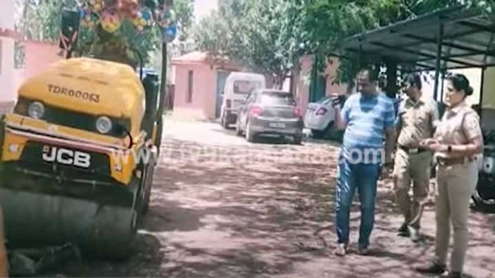 ಕರ್ಕಶವಾಗಿ ಸದ್ದು ಮಾಡುವಂತೆ ಮಾಡಿಫೈಯಾಗಿದ್ದ ಸೈಲೆನ್ಸರ್ಗಳನ್ನು ಕಿತ್ತು ರೋಡ್ ರೋಲರ್ ಅಡಿ ಜಜ್ಜಿಸಿದರು ಕಡೂರು ಪಿಎಸ್ಐ! ಕರ್ಕಶವಾಗಿ ಸದ್ದು ಮಾಡುವಂತೆ ಮಾಡಿಫೈಯಾಗಿದ್ದ ಸೈಲೆನ್ಸರ್ಗಳನ್ನು ಕಿತ್ತು ರೋಡ್ ರೋಲರ್ ಅಡಿ ಜಜ್ಜಿಸಿದರು ಕಡೂರು ಪಿಎಸ್ಐ!