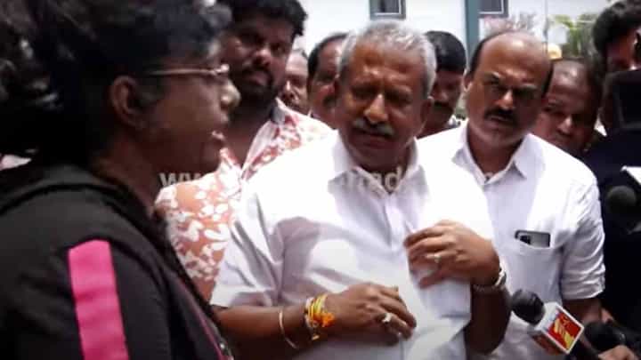 ಹಿಂದೆ ನೀಡಿದ್ದ ಭರವಸೆಯನ್ನು ನೆನಪಿಸಿ ಸಚಿವ ಭೈರತಿ ಬಸವರಾಜರನ್ನು ಹೊರಮಾವು ನಿವಾಸಿಗಳು ತರಾಟೆಗೆ ತೆಗೆದುಕೊಂಡರು ಹಿಂದೆ ನೀಡಿದ್ದ ಭರವಸೆಯನ್ನು ನೆನಪಿಸಿ ಸಚಿವ ಭೈರತಿ ಬಸವರಾಜರನ್ನು ಹೊರಮಾವು ನಿವಾಸಿಗಳು ತರಾಟೆಗೆ ತೆಗೆದುಕೊಂಡರು