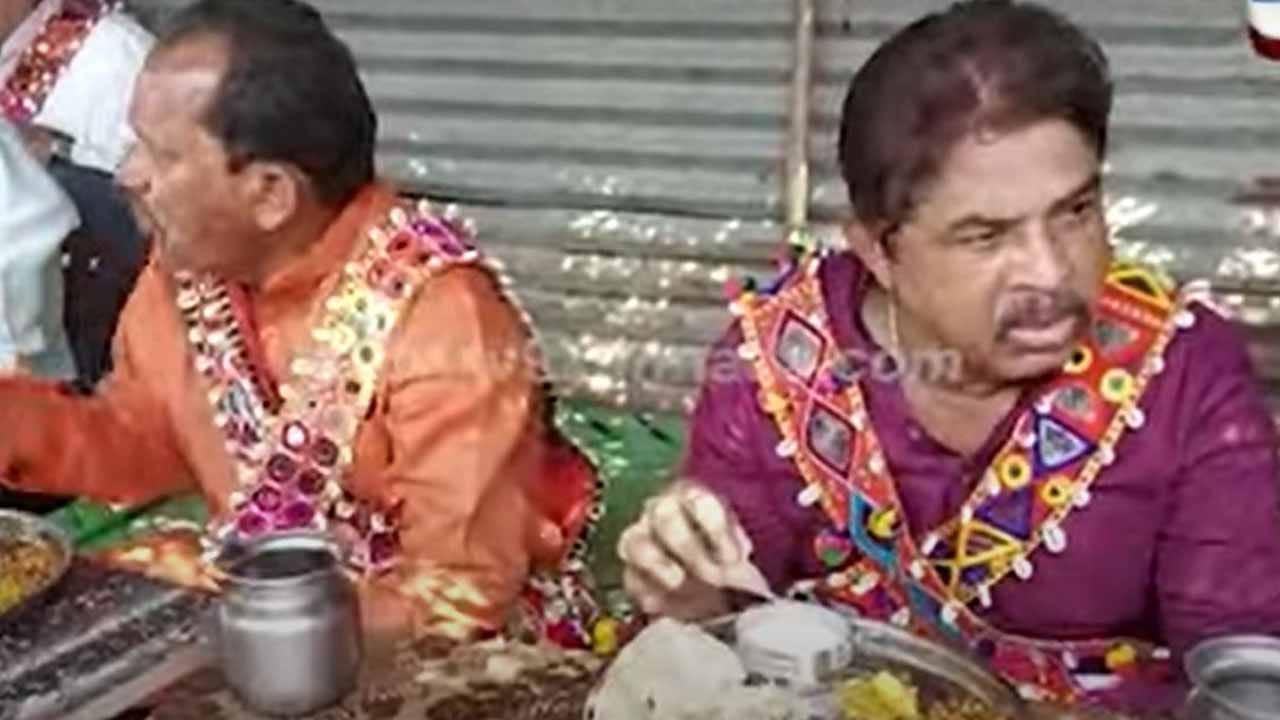 ಸಚಿವ ಅಶೋಕ ಬೀದರ್​ನಲ್ಲಿ ಜಾಸ್ತಿ ಸ್ಪೈಸಿಯಾಗಿದ್ದ ಆಹಾರವನ್ನು ಮುಖದ ಮೇಲಿನ ಬೆವರು ಒರೆಸಿಕೊಳ್ಳುತ್ತಾ ಸವಿದರು!