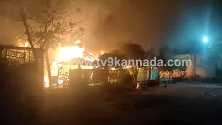 ಊಟ ಇಲ್ಲ ಅಂದಿದ್ದಕ್ಕೆ ಹೋಟೆಲ್ ಗೆ ಬೆಂಕಿ ಹಚ್ಚಿದ ದುಷ್ಕರ್ಮಿಗಳು, ಗಂಗಾವತಿ ಬಳಿ ಆನೆಗುಂದಿಯಲ್ಲಿ ನಡೆದ ಘಟನೆ ಊಟ ಇಲ್ಲ ಅಂದಿದ್ದಕ್ಕೆ ಹೋಟೆಲ್ ಗೆ ಬೆಂಕಿ ಹಚ್ಚಿದ ದುಷ್ಕರ್ಮಿಗಳು, ಗಂಗಾವತಿ ಬಳಿ ಆನೆಗುಂದಿಯಲ್ಲಿ ನಡೆದ ಘಟನೆ