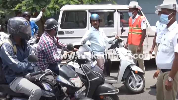 ಅಮಿತ್ ಶಾಗಾಗಿ ರೇಸ್ಕೋರ್ಸ್ ರಸ್ತೆಯ ಒಂದು ಬದಿ ವಾಹನ ಸಂಚಾರ ತಡೆದಿದ್ದರಿಂದ ಜನ ತಾಳ್ಮೆ ಕಳೆದುಕೊಂಡರು ಅಮಿತ್ ಶಾಗಾಗಿ ರೇಸ್ಕೋರ್ಸ್ ರಸ್ತೆಯ ಒಂದು ಬದಿ ವಾಹನ ಸಂಚಾರ ತಡೆದಿದ್ದರಿಂದ ಜನ ತಾಳ್ಮೆ ಕಳೆದುಕೊಂಡರು