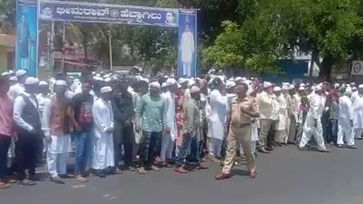 ಒಂದೆಡೆ ಸೇರಿದ್ದ ಮುಸ್ಲಿಂ ಬಾಂಧವರನ್ನು ಕಂಡು ಛೋಟಾ ಪಾಕಿಸ್ತಾನ್ ಎಂದ ವ್ಯಕ್ತಿ; ವೈರಲ್ ಆದ ವಿಡಿಯೋ ಇಲ್ಲಿದೆ ಒಂದೆಡೆ ಸೇರಿದ್ದ ಮುಸ್ಲಿಂ ಬಾಂಧವರನ್ನು ಕಂಡು ಛೋಟಾ ಪಾಕಿಸ್ತಾನ್ ಎಂದ ವ್ಯಕ್ತಿ; ವೈರಲ್ ಆದ ವಿಡಿಯೋ ಇಲ್ಲಿದೆ