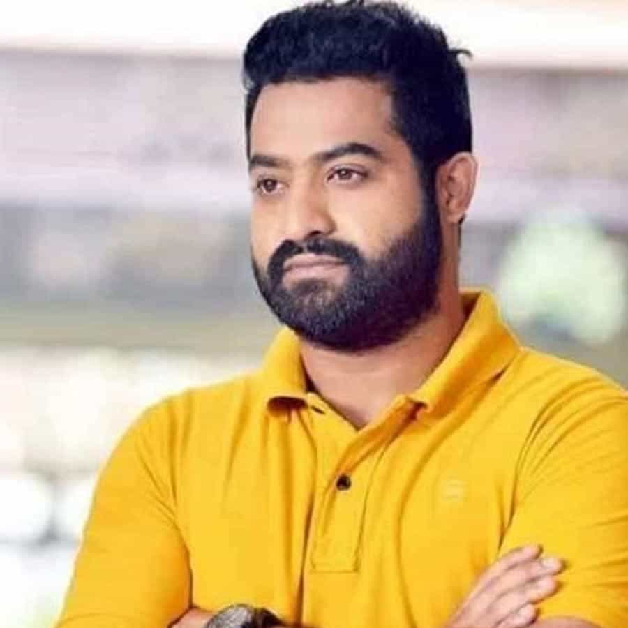 ದಕ್ಷಿಣ ಭಾರತದಲ್ಲಿ ಸ್ಟಾರ್ ನಟನಾಗಿ ಮಿಂಚುತ್ತಿದ್ದಾರೆ ಜ್ಯೂ. ಎನ್ಟಿಆರ್. ಟಾಲಿವುಡ್ನ ಬಹುಬೇಡಿಕೆಯ ಈ ಕಲಾವಿದನಿಗೆ ದೇಶಾದ್ಯಂತ ಅಭಿಮಾನಿಗಳಿದ್ದಾರೆ. ಇಂದು (ಮೇ 20) ಬರ್ತ್ಡೇ ಆಚರಿಸಿಕೊಳ್ಳುತ್ತಿರುವ ಅವರಿಗೆ ಸೋಶಿಯಲ್ ಮೀಡಿಯಾದಲ್ಲಿ ಶುಭಾಶಯಗಳ ಸುರಿಮಳೆ ಆಗುತ್ತಿದೆ. ಕನ್ನಡಿಗರು ಕೂಡ ಅವರಿಗೆ ವಿಶ್ ಮಾಡುತ್ತಿದ್ದಾರೆ.