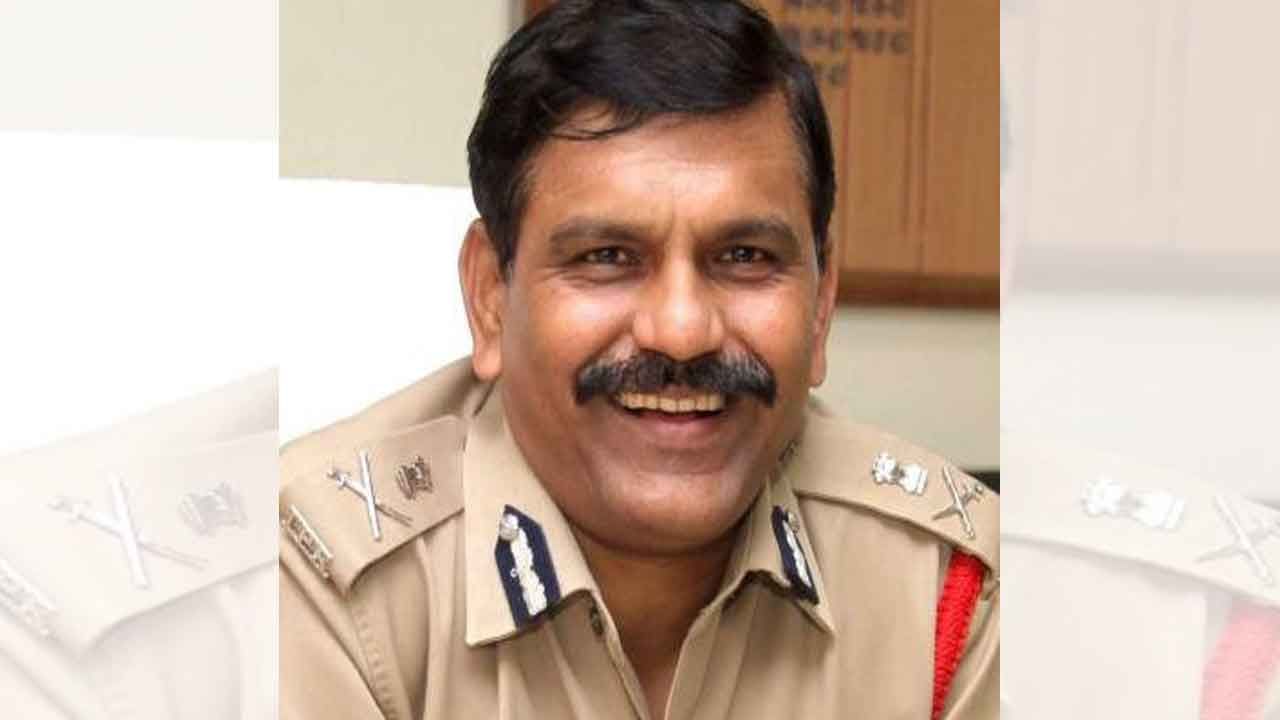 ಟ್ವಿಟರ್ ಬ್ಲೂ ಟಿಕ್ ಮರುಸ್ಥಾಪಿಸಲು ಮನವಿ ಸಲ್ಲಿಸಿದ್ದಕ್ಕಾಗಿ ಸಿಬಿಐ ಮಾಜಿ ನಿರ್ದೇಶಕ ಎಂ ನಾಗೇಶ್ವರ ರಾವ್ಗೆ ₹10 ಸಾವಿರ ದಂಡ ವಿಧಿಸಿದ ದೆಹಲಿ ಹೈಕೋರ್ಟ್ ಟ್ವಿಟರ್ ಬ್ಲೂ ಟಿಕ್ ಮರುಸ್ಥಾಪಿಸಲು ಮನವಿ ಸಲ್ಲಿಸಿದ್ದಕ್ಕಾಗಿ ಸಿಬಿಐ ಮಾಜಿ ನಿರ್ದೇಶಕ ಎಂ ನಾಗೇಶ್ವರ ರಾವ್ಗೆ ₹10 ಸಾವಿರ ದಂಡ ವಿಧಿಸಿದ ದೆಹಲಿ ಹೈಕೋರ್ಟ್