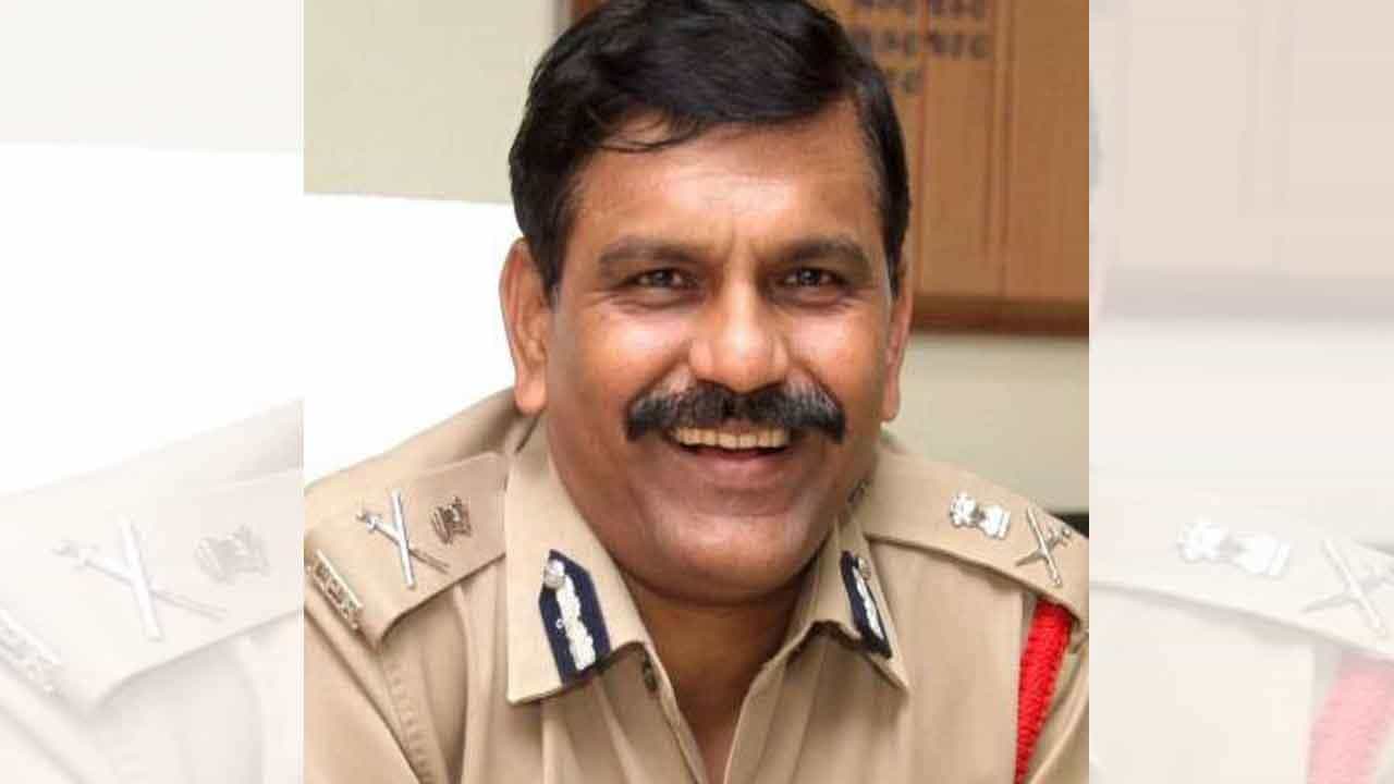 ಟ್ವಿಟರ್ ಬ್ಲೂ ಟಿಕ್ ಮರುಸ್ಥಾಪಿಸಲು ಮನವಿ ಸಲ್ಲಿಸಿದ್ದಕ್ಕಾಗಿ ಸಿಬಿಐ ಮಾಜಿ ನಿರ್ದೇಶಕ ಎಂ ನಾಗೇಶ್ವರ ರಾವ್ಗೆ ₹10 ಸಾವಿರ ದಂಡ ವಿಧಿಸಿದ ದೆಹಲಿ ಹೈಕೋರ್ಟ್ ಟ್ವಿಟರ್ ಬ್ಲೂ ಟಿಕ್ ಮರುಸ್ಥಾಪಿಸಲು ಮನವಿ ಸಲ್ಲಿಸಿದ್ದಕ್ಕಾಗಿ ಸಿಬಿಐ ಮಾಜಿ ನಿರ್ದೇಶಕ ಎಂ ನಾಗೇಶ್ವರ ರಾವ್ಗೆ ₹10 ಸಾವಿರ ದಂಡ ವಿಧಿಸಿದ ದೆಹಲಿ ಹೈಕೋರ್ಟ್
