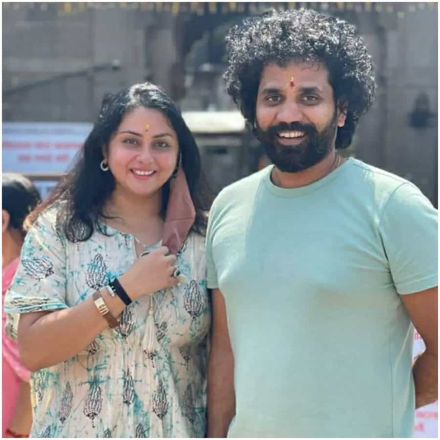 ಬಹುಭಾಷಾ ತಾರೆ ನಮಿತಾ ಅವರ ಬಾಳಿನಲ್ಲಿ ಹೊಸ ಅಧ್ಯಾಯ ಆರಂಭ ಆಗಿದೆ. ಅವರು ತಾಯಿ ಆಗುವ ಸಂಭ್ರಮದಲ್ಲಿದ್ದಾರೆ. ಮೊದಲ ಮಗುವಿನ ಆಗಮನದ ನಿರೀಕ್ಷೆಯಲ್ಲಿರುವ ಅವರು ಗುಡ್ ನ್ಯೂಸ್ ನೀಡಿದ್ದಾರೆ. ಅವರಿಗೆ ಎಲ್ಲರೂ ಅಭಿನಂದನೆ ತಿಳಿಸುತ್ತಿದ್ದಾರೆ.